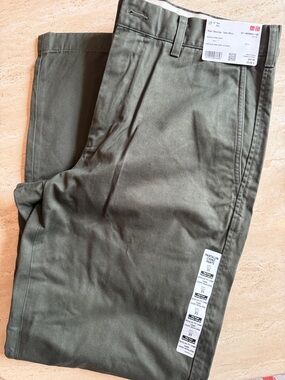 Uniqlo Men's Chino Pants - Olive